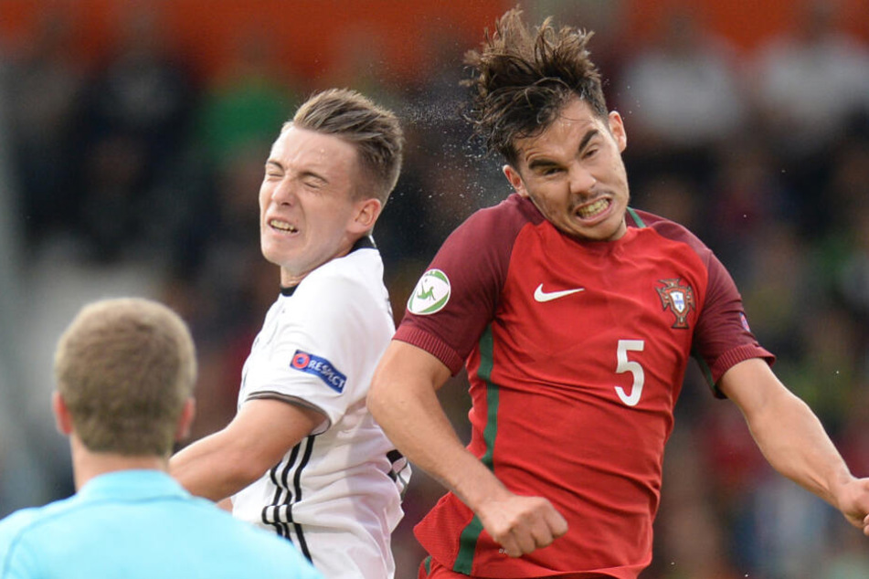 Deutschlands Max Besuschkow (l.) im Kopfballduell gegen Portugals Yuri Ribeiro am 14.07.2016 bei der U-19-Junioren EM.