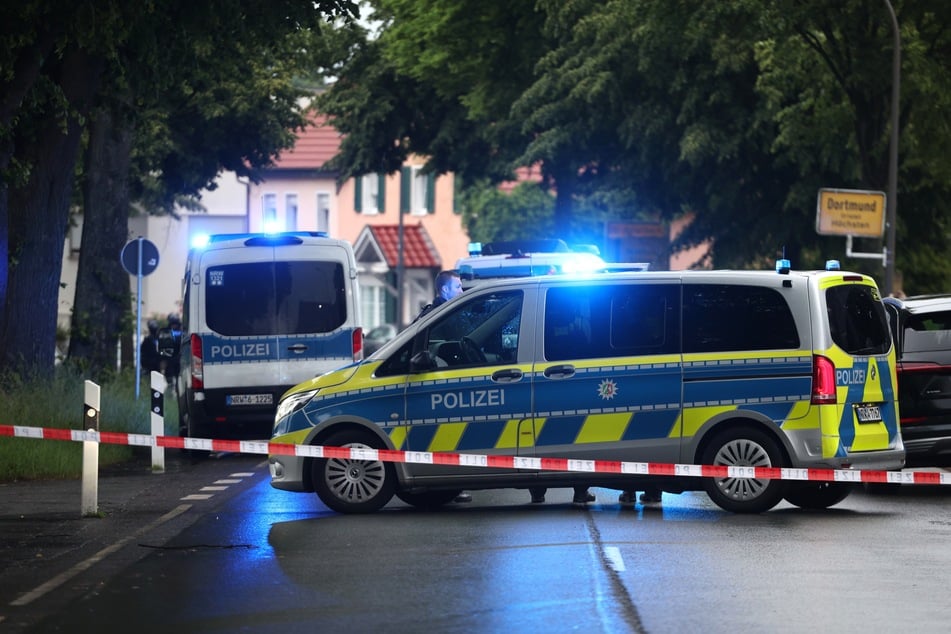 Beamte sind bei einer Bedrohungslage im Einsatz, bei der ein Polizist angeschossen wurde.