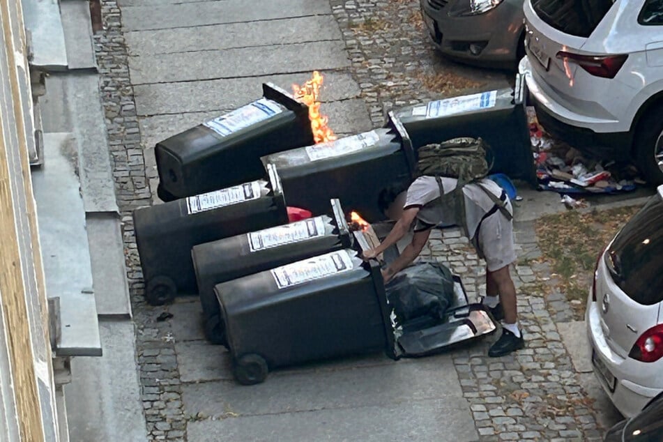 Das Feuer drohte, auf die parkenden Autos überzugreifen.