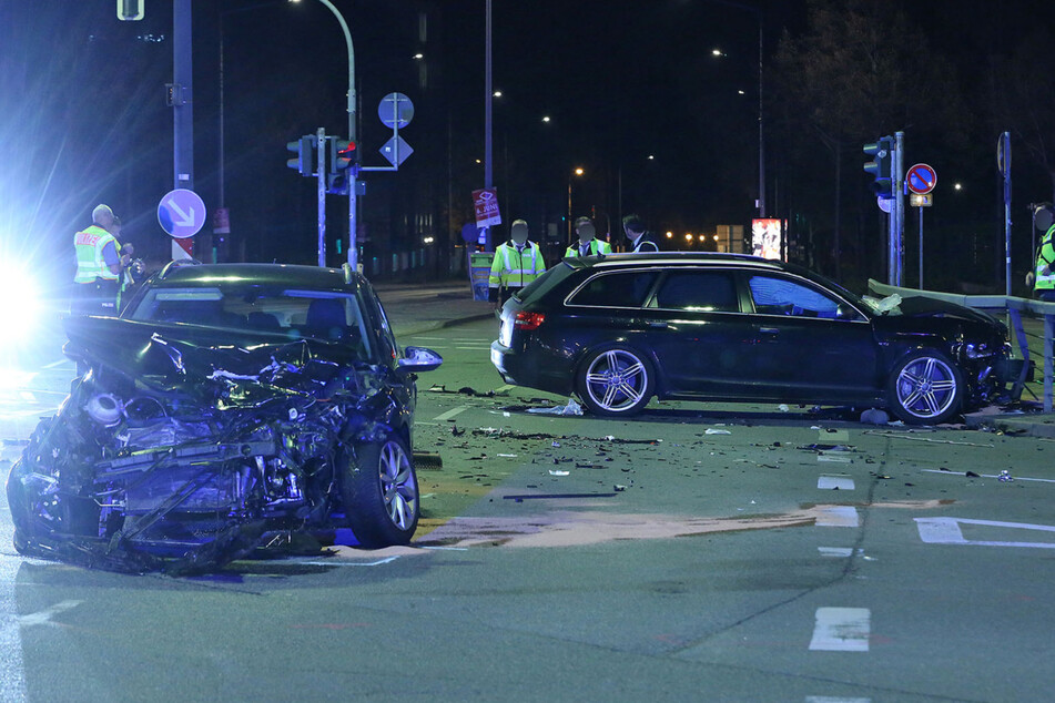 Der Audi-Fahrer (41) verursachte mit seiner Raserei einen schweren Verkehrsunfall auf der Kreuzung.