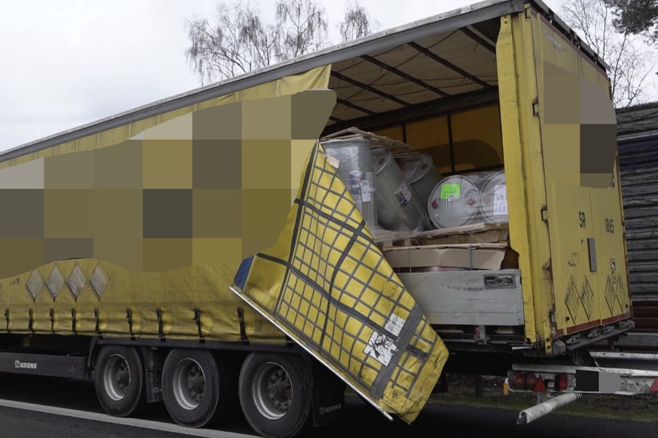 Durch den Unfall war die Plane des Sattelzuges aufgerissen, sodass die Fässer auf die Fahrbahn fielen.
