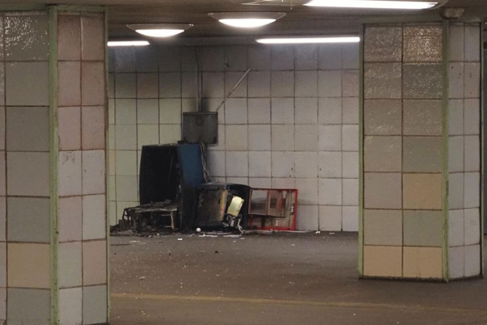 Der Geldautomat wurde durch die Explosion zerstört.