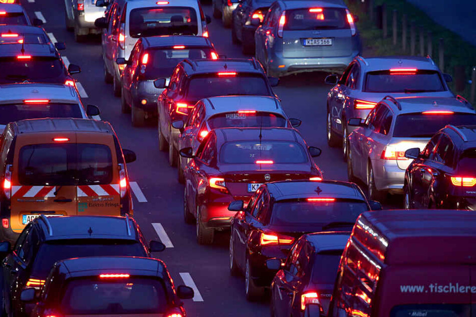 Autos auf einer Autobahn bei Köln.