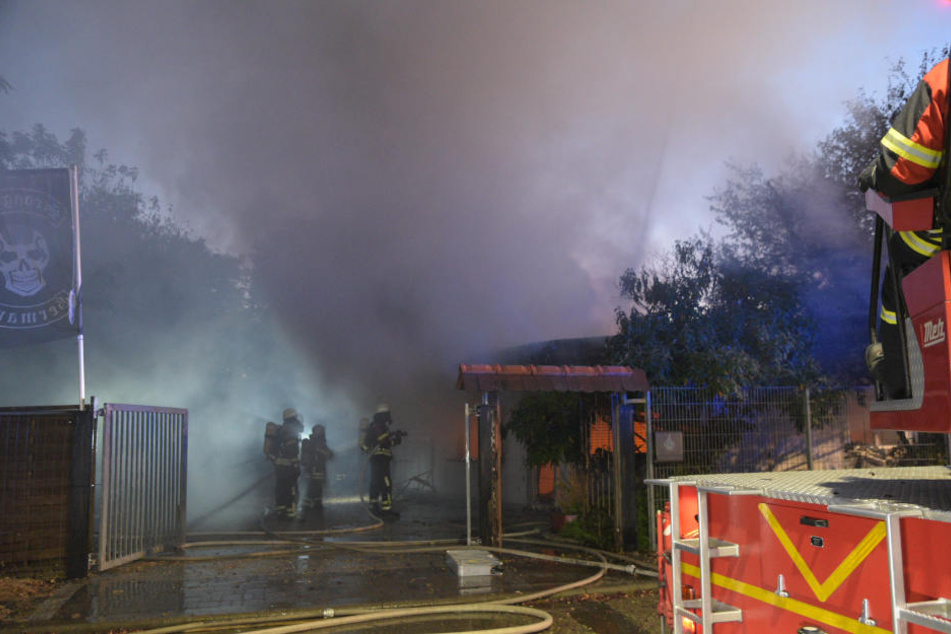 Das "Clubhaus Base 19" steht in Flammen. 