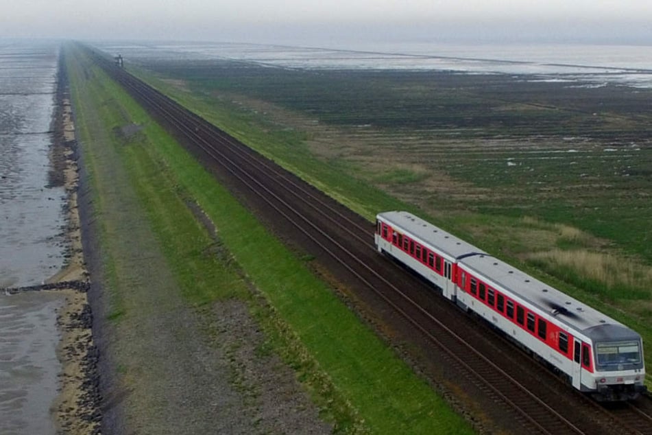 Über den Hindenburgdamm fährt die Marschbahn vom Fetsland nach Sylt. Die gesamte Strecke soll nun ausgebaut werden.