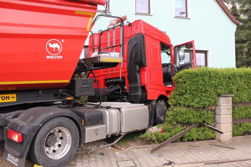 Der Fahrer des Lasters blieb glücklicherweise unverletzt.