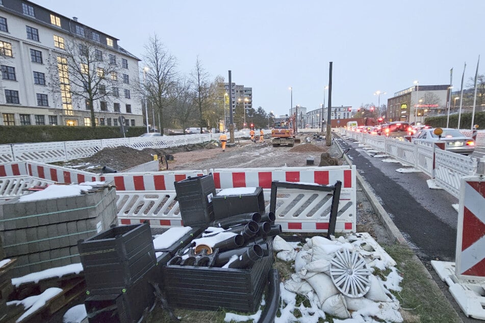 Die Erneuerung der Straßenbahngleise in Richtung Schönau bringt auch der Zwickauer Straße neue Flickenstreifen im Asphalt.