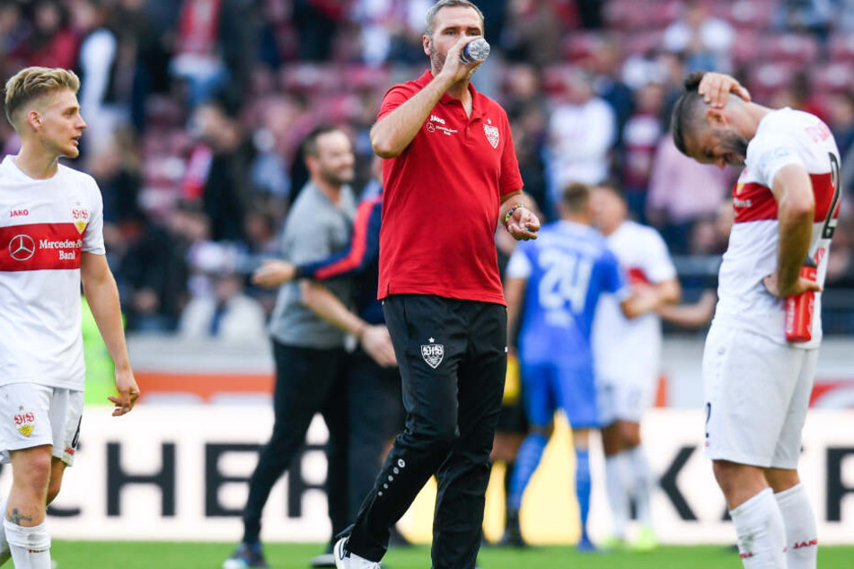 Santiago Ascacibar (l-r), Trainer Tim Walter und Emiliano Insua vom VfB Stuttgart reagieren nach dem Spiel.