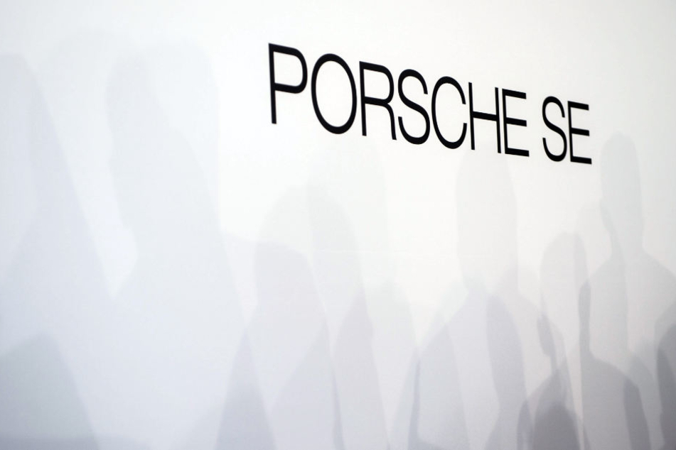 Das Logo der Porsche SE auf einer Wand. (Archiv)
