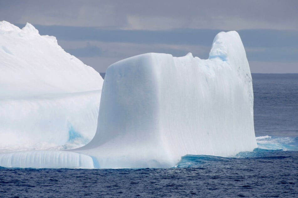 Das Foto, welches vom japanischen Forschungsschiff "Shirase" während der 61. Antarktis-Expedition im Dezember 2019 gemacht wurde, zeigt einen Eisberg im Antarktischen Ozean. Die globale Erderwärmung lässt die Eismassen langsam schmelzen.