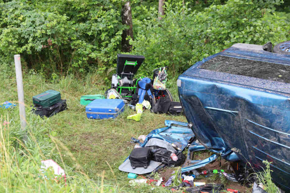 Zahlreiche Koffer und Gegenstände flogen bei dem Unfall aus dem Auto.