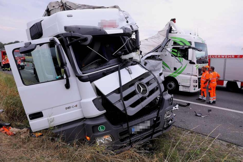 Der tschechische Lkw landete im Straßengraben, der Fahrer saß bewusstlos hinter dem Steuer.