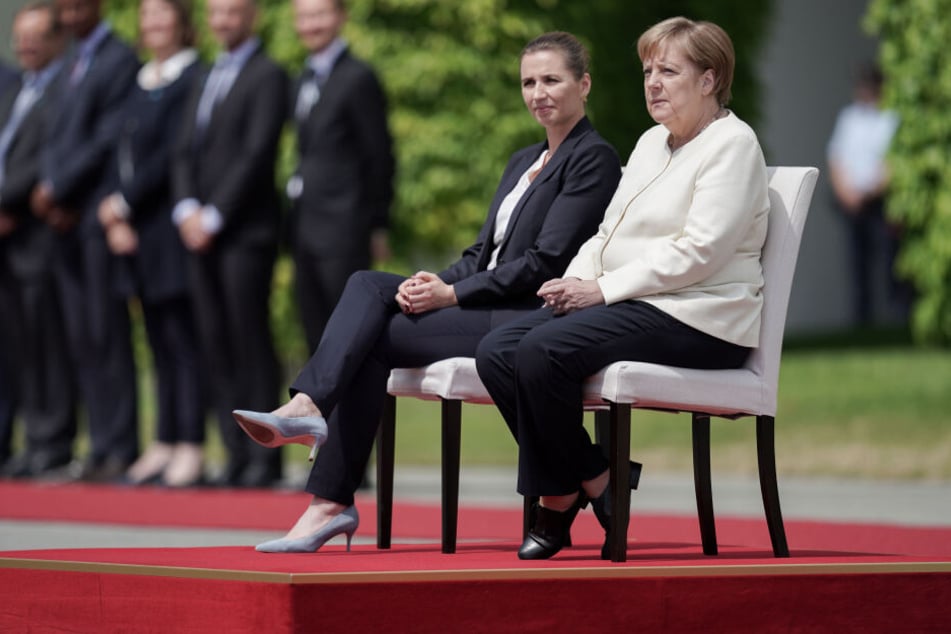 Angela Merkel und die dänische Ministerpräsidentin Mette Frederiksen nahmen während des Empfangs auf Stühlen Platz.