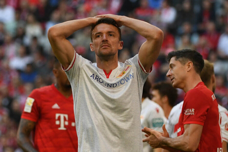Christian Gentner steht enttäuscht nach der Niederlage bei Bayern München auf dem Platz.