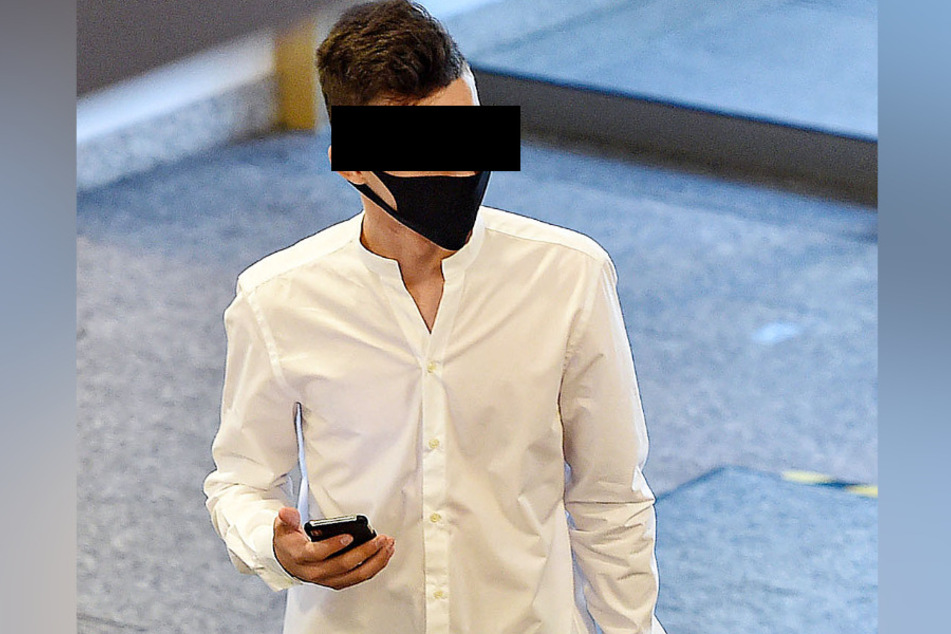 Jannis A. (19) holte sich am Gericht mal wieder Arbeitsstunden ab.