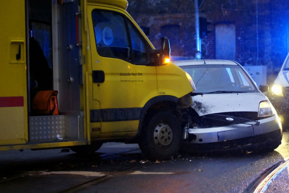 Heftiger Crash in Görlitz: Post-Transporter kollidiert mit Ford!