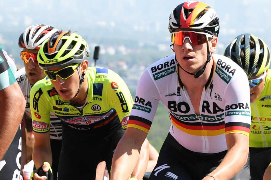 Pascal Ackermann (vorn) klettert zusammen mit anderen Fahrern den Mammolshainer Berg hoch.