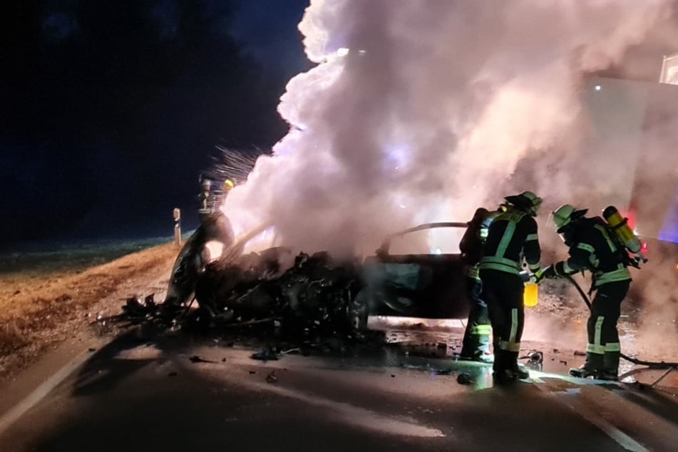 Flammen auf Bundesstraße: Lkw-Fahrer zieht Mann (†45) aus Wrack, doch jede Hilfe kommt zu spät