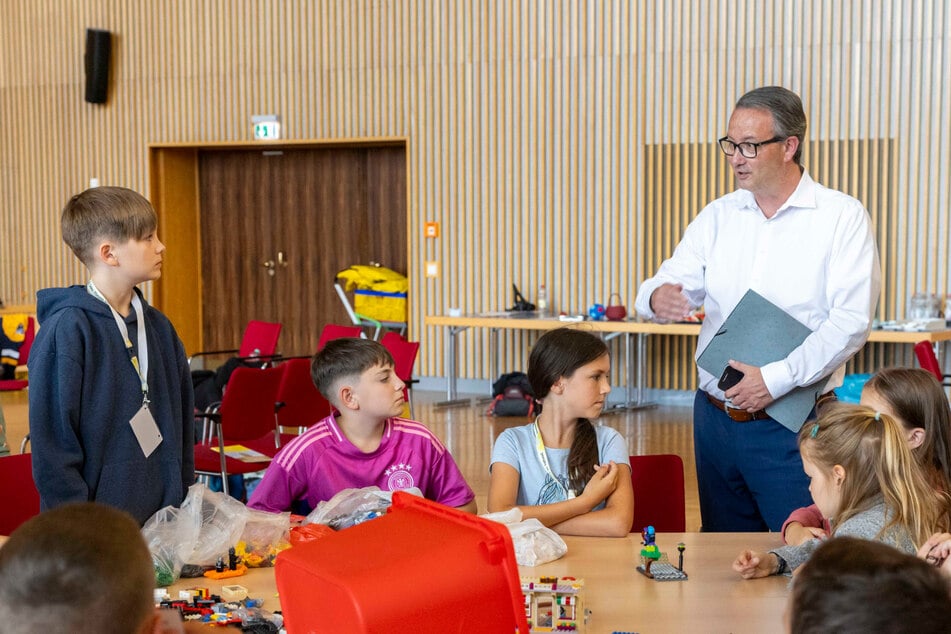 Jan Donhauser (54, CDU) im Gespräch mit Schüler Hugo (11, stehend).