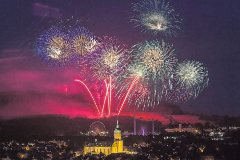 Annaberg-Buchholz lässt es zur 500-Jahrfeier der KÄT ordentlich krachen. Das traditionelle Feuerwerk ist für viele Besucher der Höhepunkt des Volksfestes.