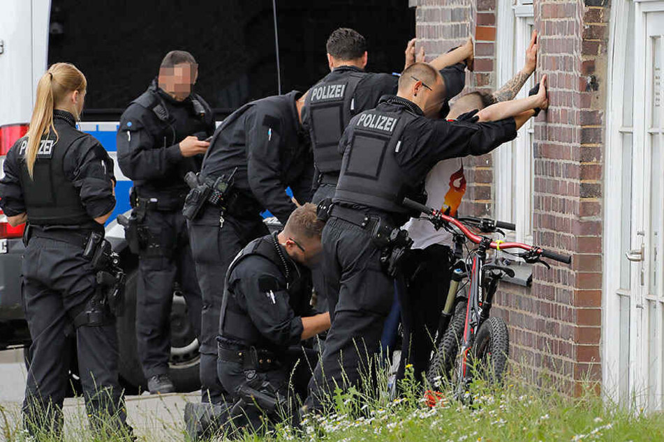 Razzia am Dienstag auf dem Sonnenberg. Mit so genannten Komplexkontrollen kämpft die Polizei gegen Kleinkriminelle.