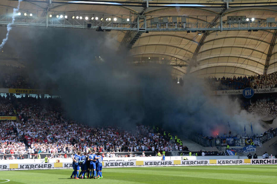 Fans des KSC zündeten im April 2017 Pyrotechnik. (Archivbild)
