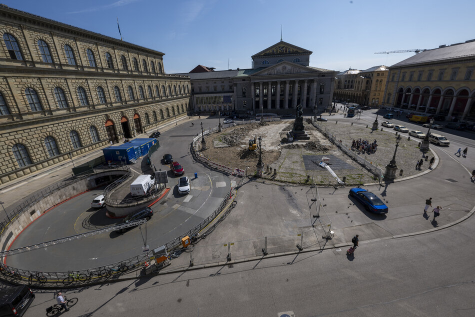 Ein Bauzaun wurde um den Max-Joseph-Platz (M.) vor dem Nationaltheater errichtet. Hier soll es in Zukunft grüner werden.