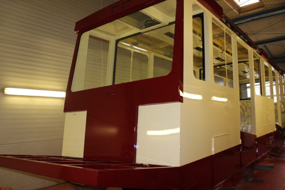 Die Waggon-Karosserien wurden neu lackiert.