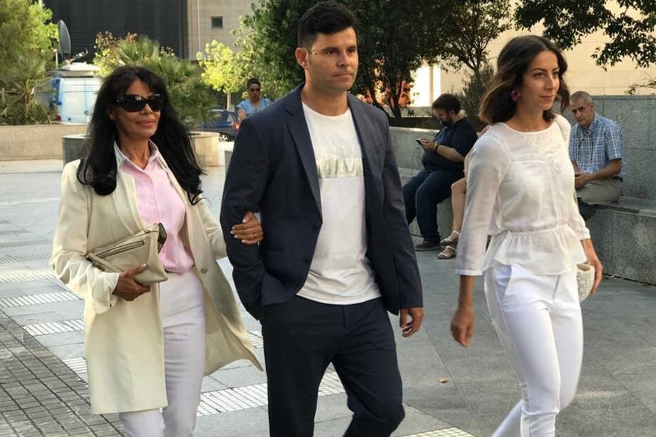 Javier und seine Mutter Maria (li.) bei der Ankunft im Gerichtsgebäude in Valencia