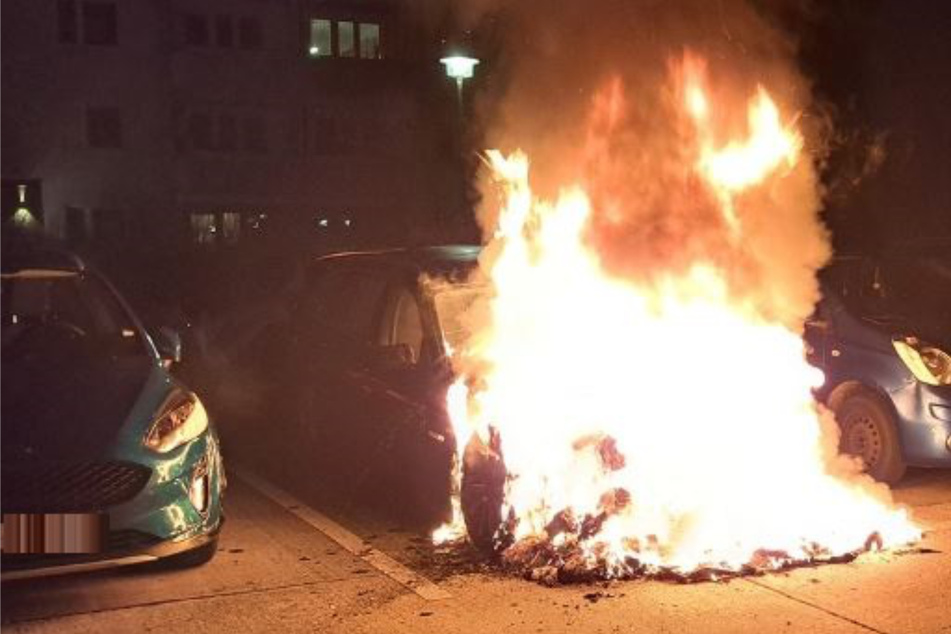BMW in Vollbrand: Feuer absichtlich gelegt?