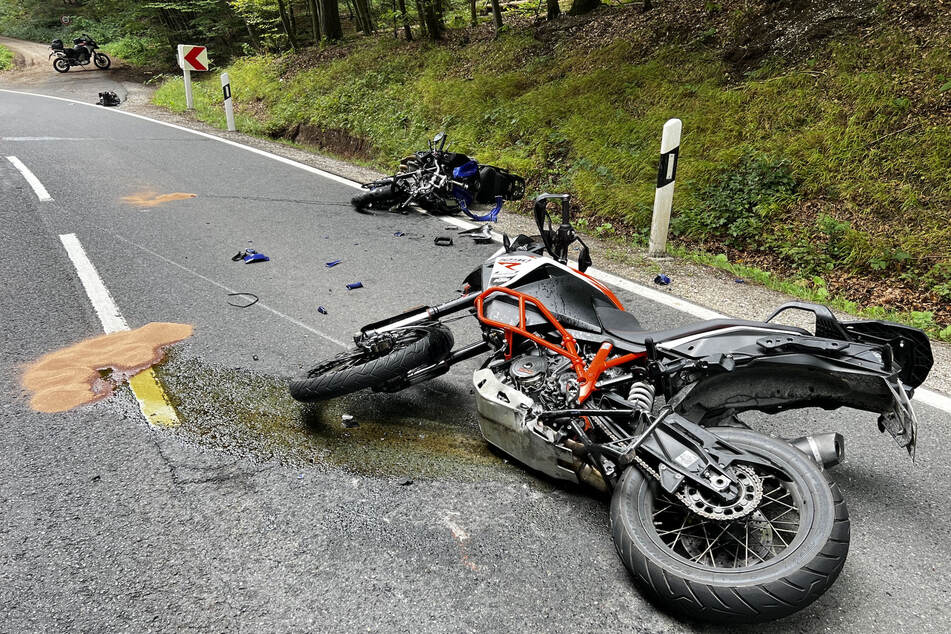Der Fahrer des roten Motorrads verlor die Kontrolle und krachte im Gegenverkehr gegen das blaue Motorrad.
