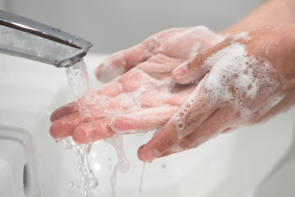 Wegen der Corona-Pandemie waschen sich viele Menschen die Hände häufiger als zuvor.