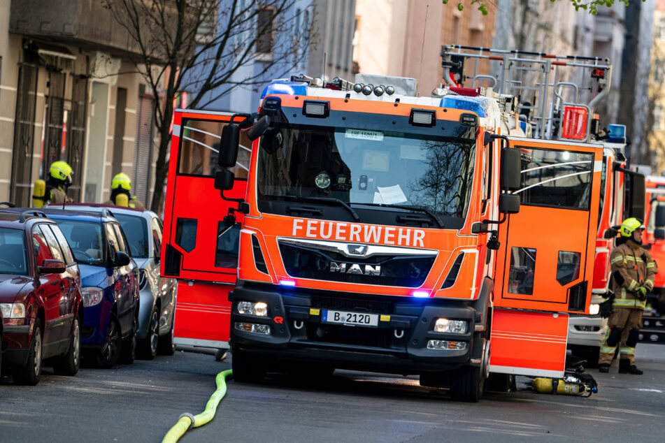 Berlin: Wohnungsbrand in Berlin-Köpenick: Feuerwehr findet leblosen Mann (†80)