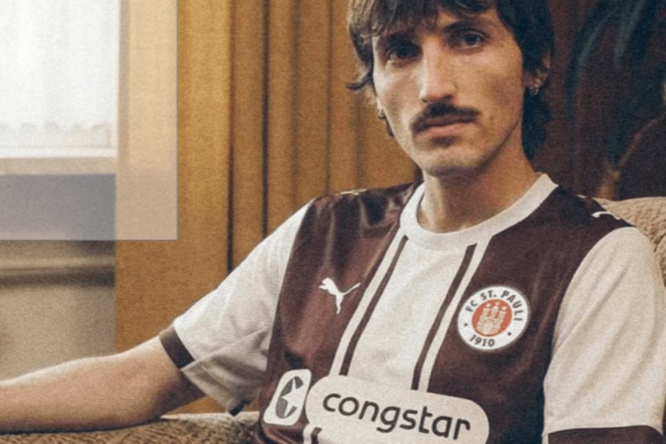 Gegen den FC Bayern München läuft der FC St. Pauli im diesjährigen Sondertrikot auf.