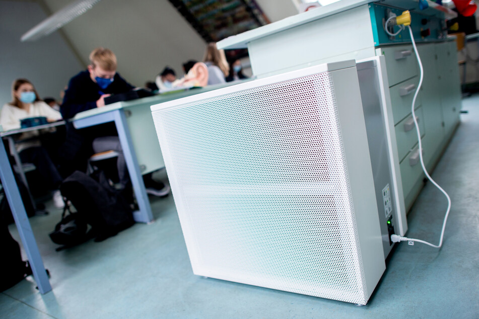 Die Wirkung mobiler Luftfilter in Klassenräumen zum Schutz gegen das Coronavirus ist nach einer Studie der Universität Stuttgart begrenzt.