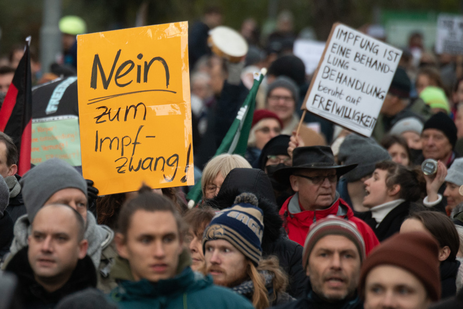 Teilnehmer einer Demonstration halten ein Plakat mit der Aufschrift "Nein zum Impfzwang!". Saarlands Ministerpräsident Hans beobachte eine zunehmende Radikalisierung bei Corona-Leugnern und Impfgegnern.