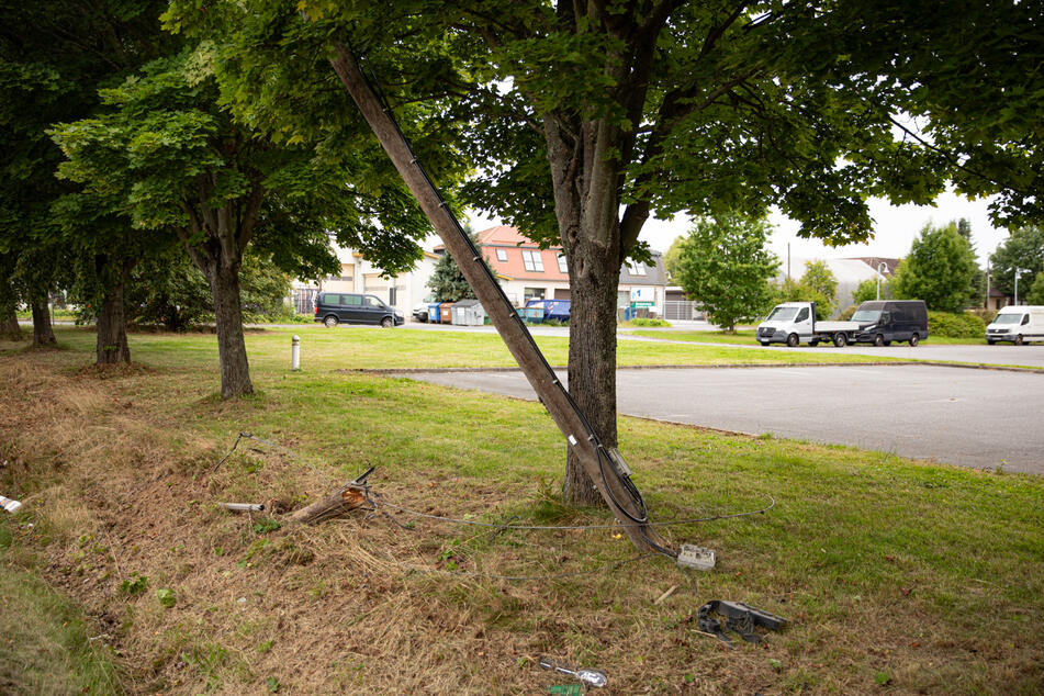Infolge der Kollision befand sich ein Telefonmast in Schräglage, muss nun repariert werden.