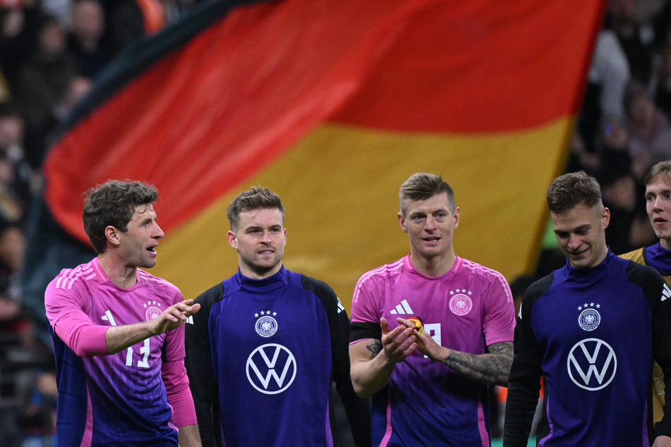 Thomas Müller (l.) und Co. freuten sich in Frankfurt über den zweiten Sieg in Serie.