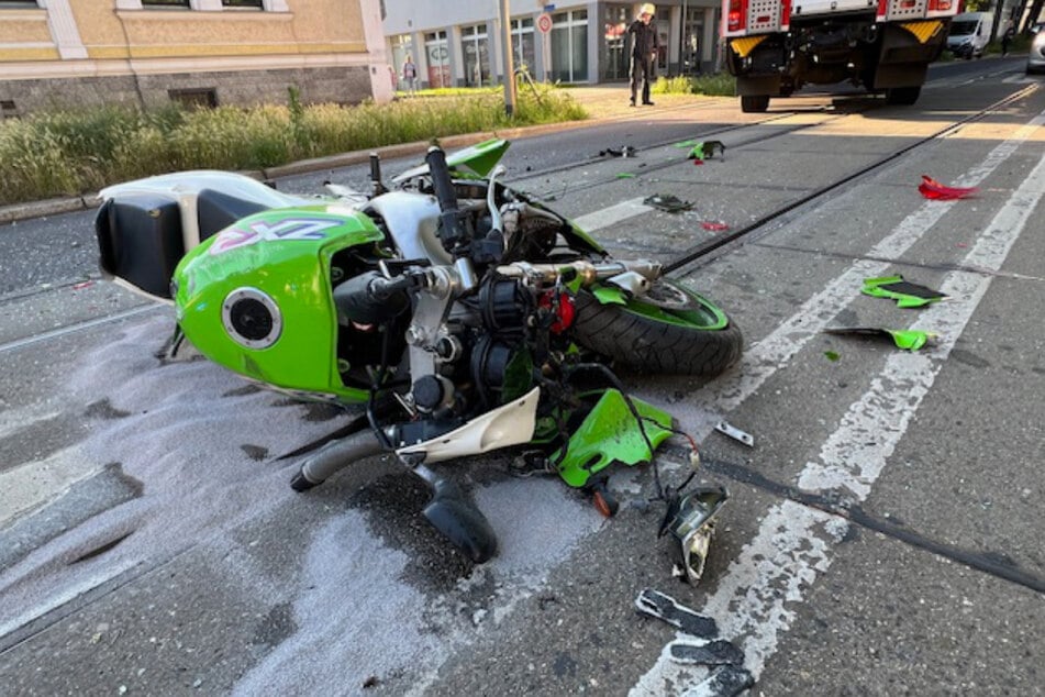 In Magdeburg war ein Motorradfahrer in ein Auto gekracht.