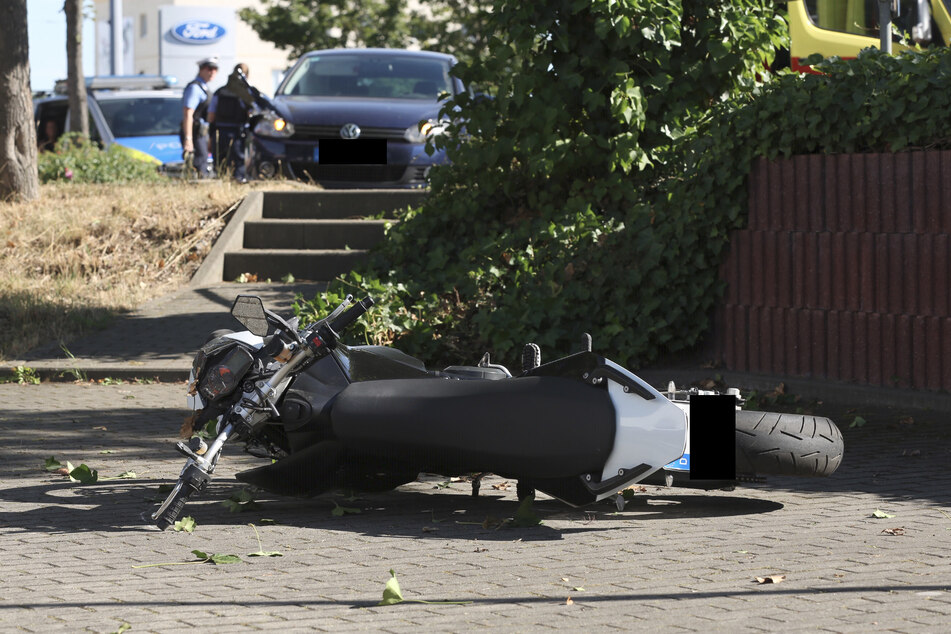 Motorradfahrer und Sozia schwer verletzt! Heftiger Unfall in Radebeul