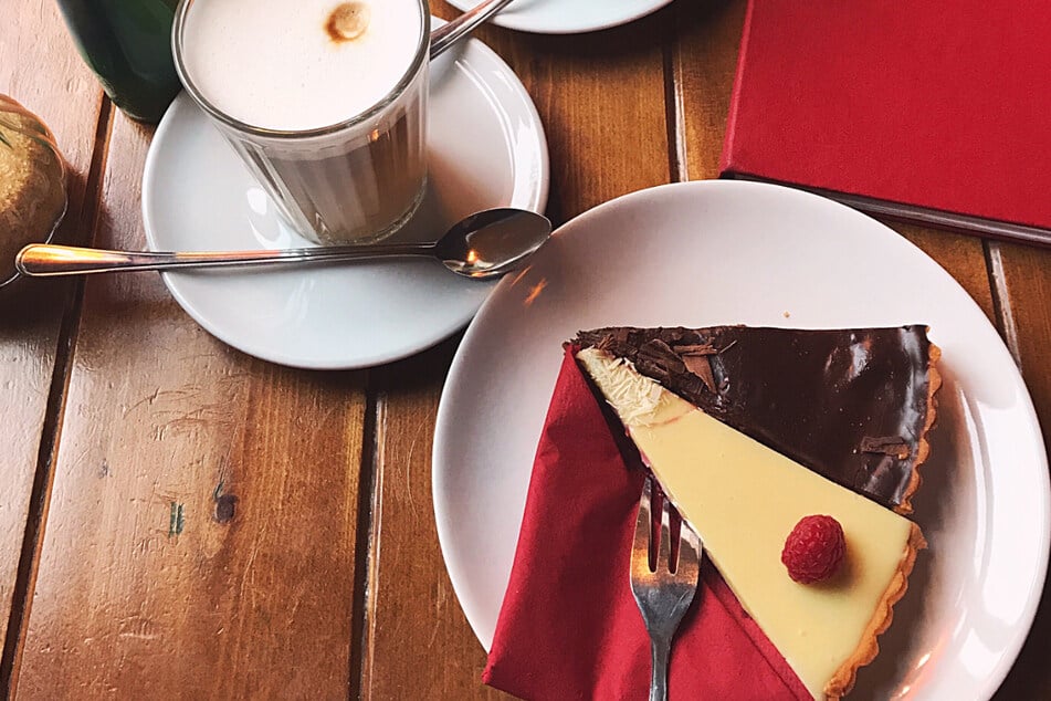 Täglich gab es in dem Kult-Café köstliche hausgemachte Kuchen, besonders beliebt: die Himbeertarte mit weißer Schokolade.