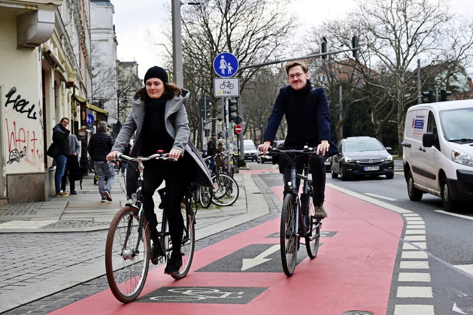 Die Lösung für Radfahrer kommt "deutlich zu spät", kritisiert Stadtrat Stefan Engel (31, SPD, r.).