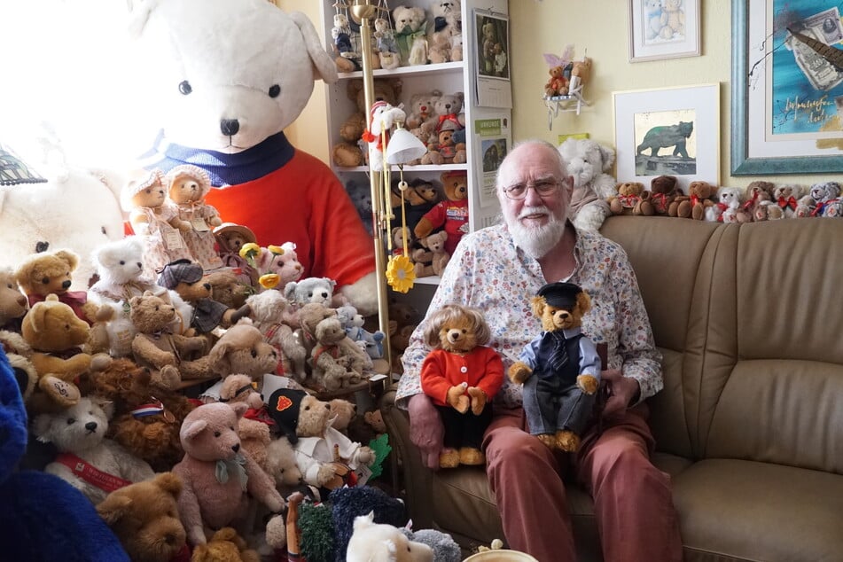 Hans Dieter Gau (74) in seinem Wohnzimmer in Hamburg Wandsbek mit seinen mehr als 2000 Teddybären.