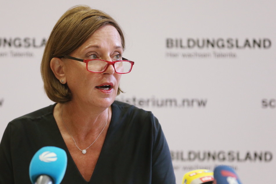 Schulministerin Yvonne Gebauer (55, FDP) möchte Eltern und Lehrern die neuen Pläne für das kommende Schuljahr präsentieren.