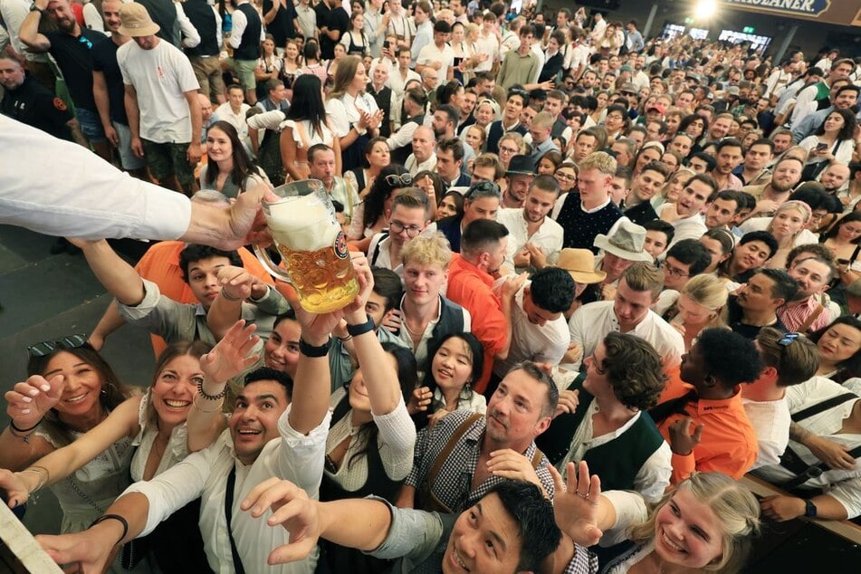 München: Netflix sucht 4000 Komparsen für Wiesn-Dreh: Bist Du dabei?