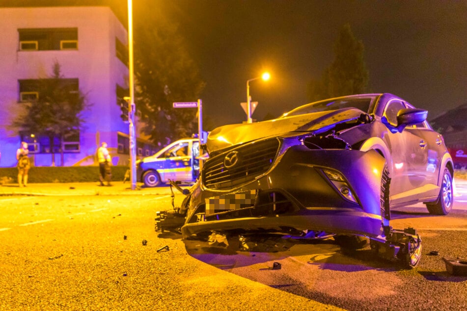 Die Front des Unfallwagens ist nahezu komplett zerstört worden.