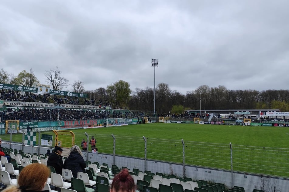 Langsam sollte sich jeder zu seinem Platz begeben. Gleich geht es los.