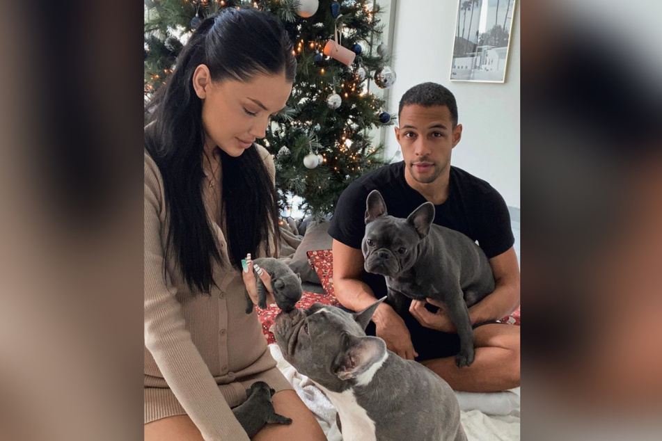Enisa Bukvic (28) und ihr Verlobter Simon Desue posieren auf Instagram mit ihren Hunden.