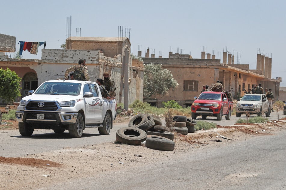 Syrische Regierungstruppen ziehen sich Anfang der Woche aus der Stadt Suwaida zurück, während sie den Stadtrand von Daraa im Süden Syriens passieren.