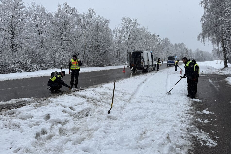 Ein Großaufgebot durchkämmt die Straße nach SEK-Beschuss.